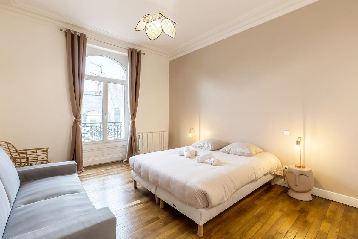 4 bedrooms, iron/ironing board, WiFi, bed sheets