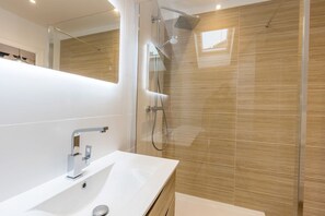 Baignoire, sèche-cheveux, serviettes fournies, savon