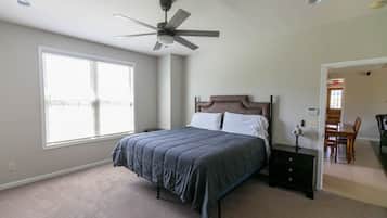 4 bedrooms, desk, travel crib, WiFi