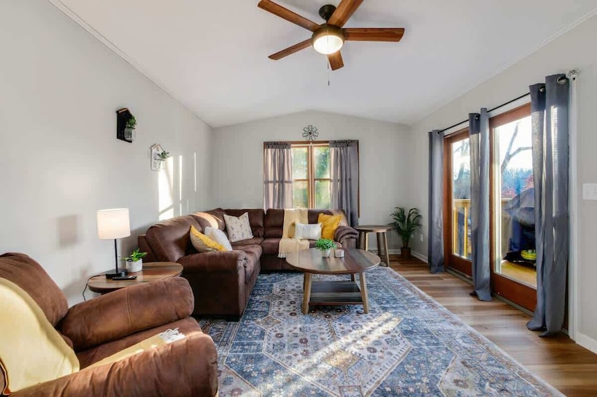 3 Bedrooms - Deck - Sleeps 7 - Canton, OH