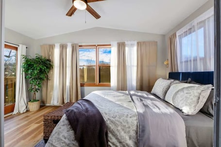 4 bedrooms, iron/ironing board, travel crib, WiFi. Natures Retreat! Renovated with Quiet Pond Views!