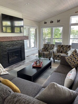 TV connectée, cheminée, table de tennis de table, livres