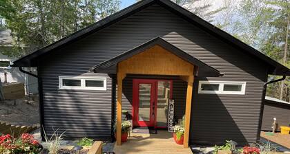Muskoka Getaway on Peninsula Lake, Beautifully Decorated New Built Cottage