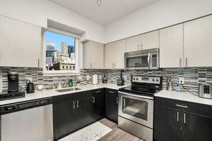 Refrigerador, microondas, horno y parrilla de estufa