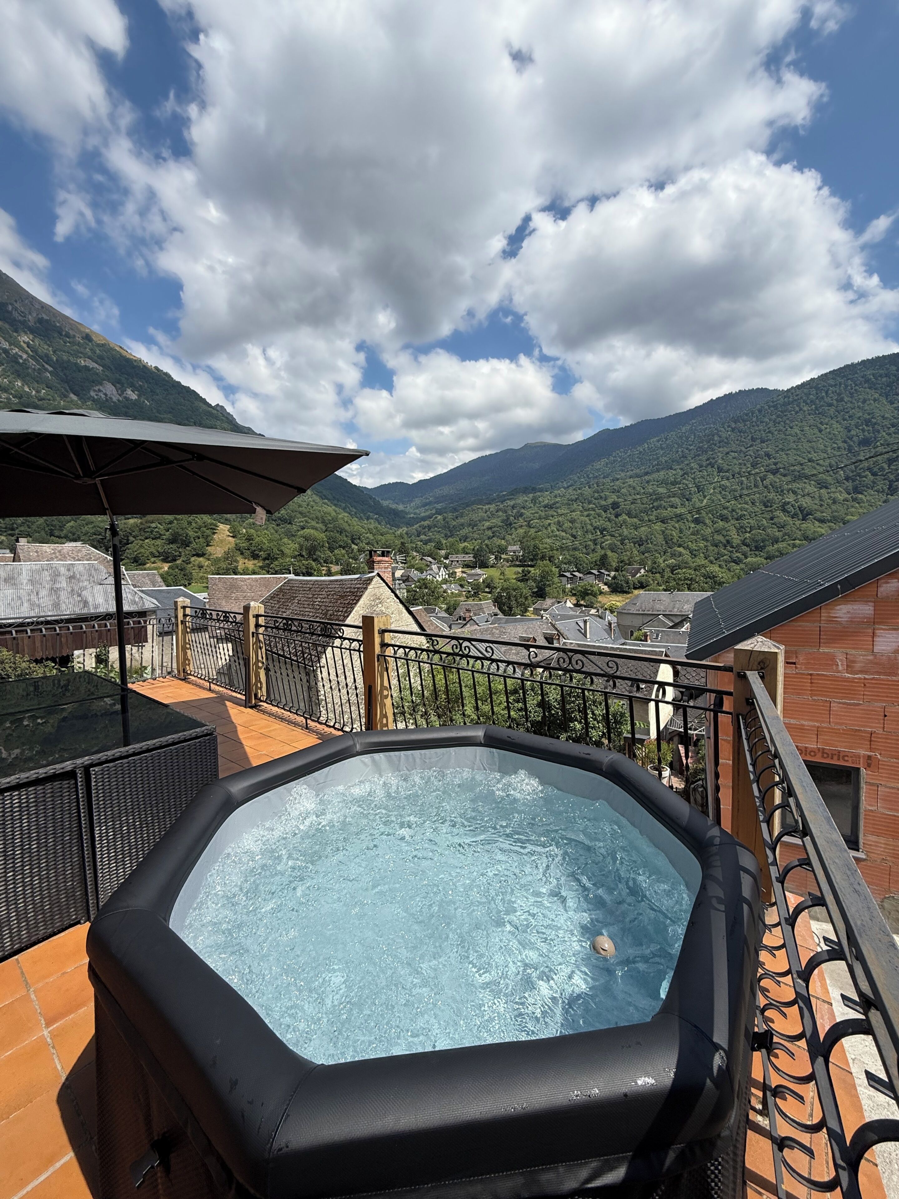 Outdoor spa tub