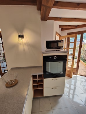 Four à micro-ondes, un four, surface de cuisson, lave-vaisselle