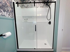 Haartrockner, Handtücher, Seife, Shampoo