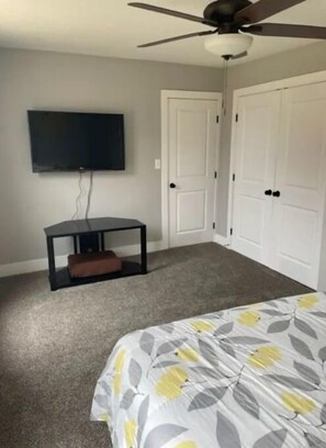 2 bedrooms, desk, iron/ironing board, travel cot - Brickway Retreat (Mattoon)