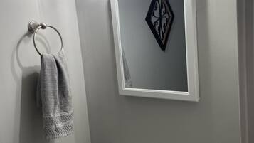 Doccia, asciugacapelli, asciugamani, sapone