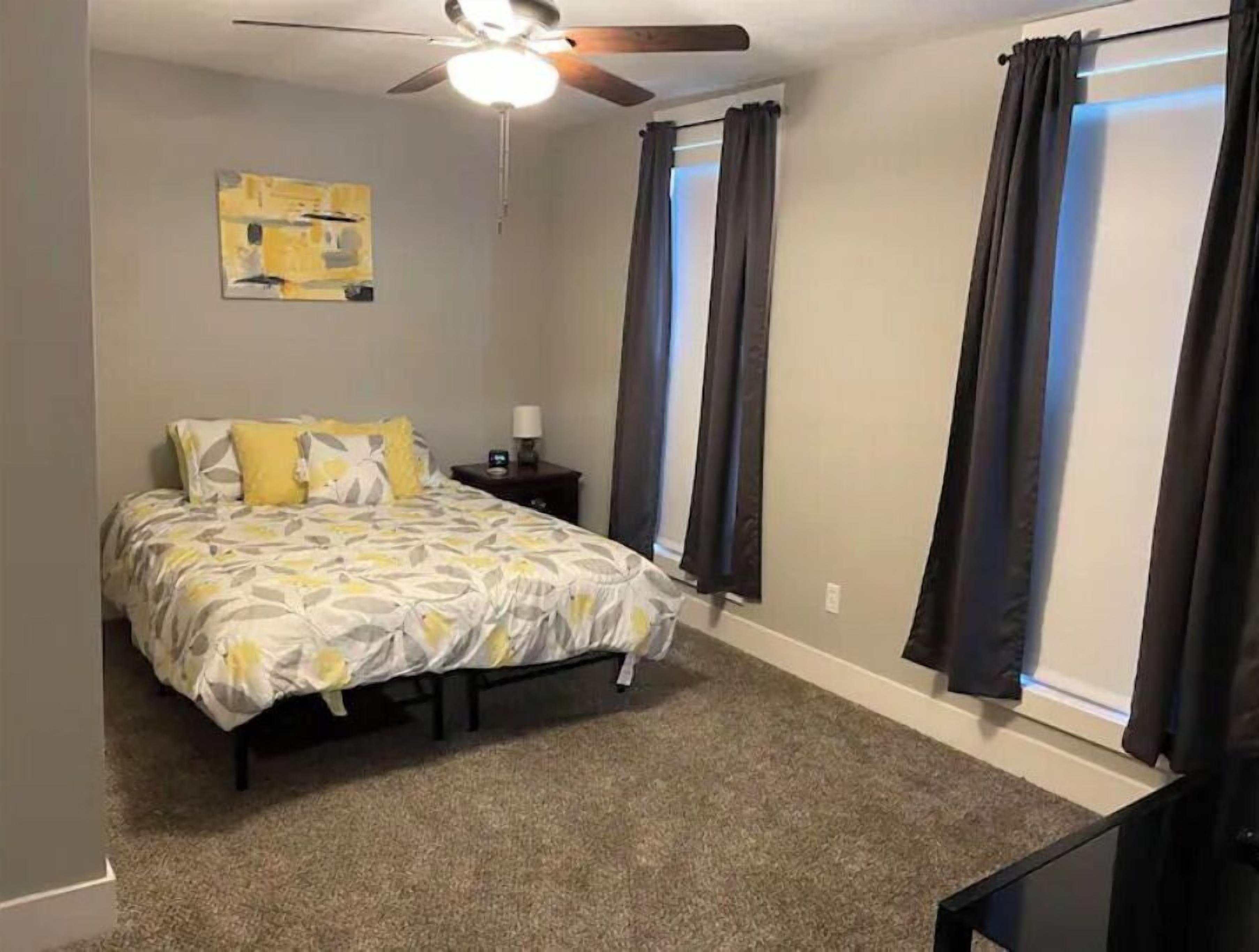 2 makuuhuonetta, työpöytä, silitysrauta/-lauta, vauvan matkasänky