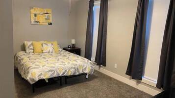 2 chambres, bureau, fer et planche Ă repasser, lit parapluie