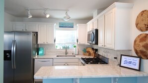 Private kitchen - Luxury Beach House, Private Salt Pool. Walk to the Beach (Palm Coast)