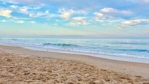 Plage à proximité, chaises longues, serviettes de plage