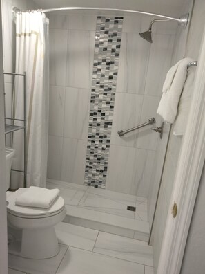 Hair dryer, towels, soap, shampoo - Historic Inn (St. Augustine)
