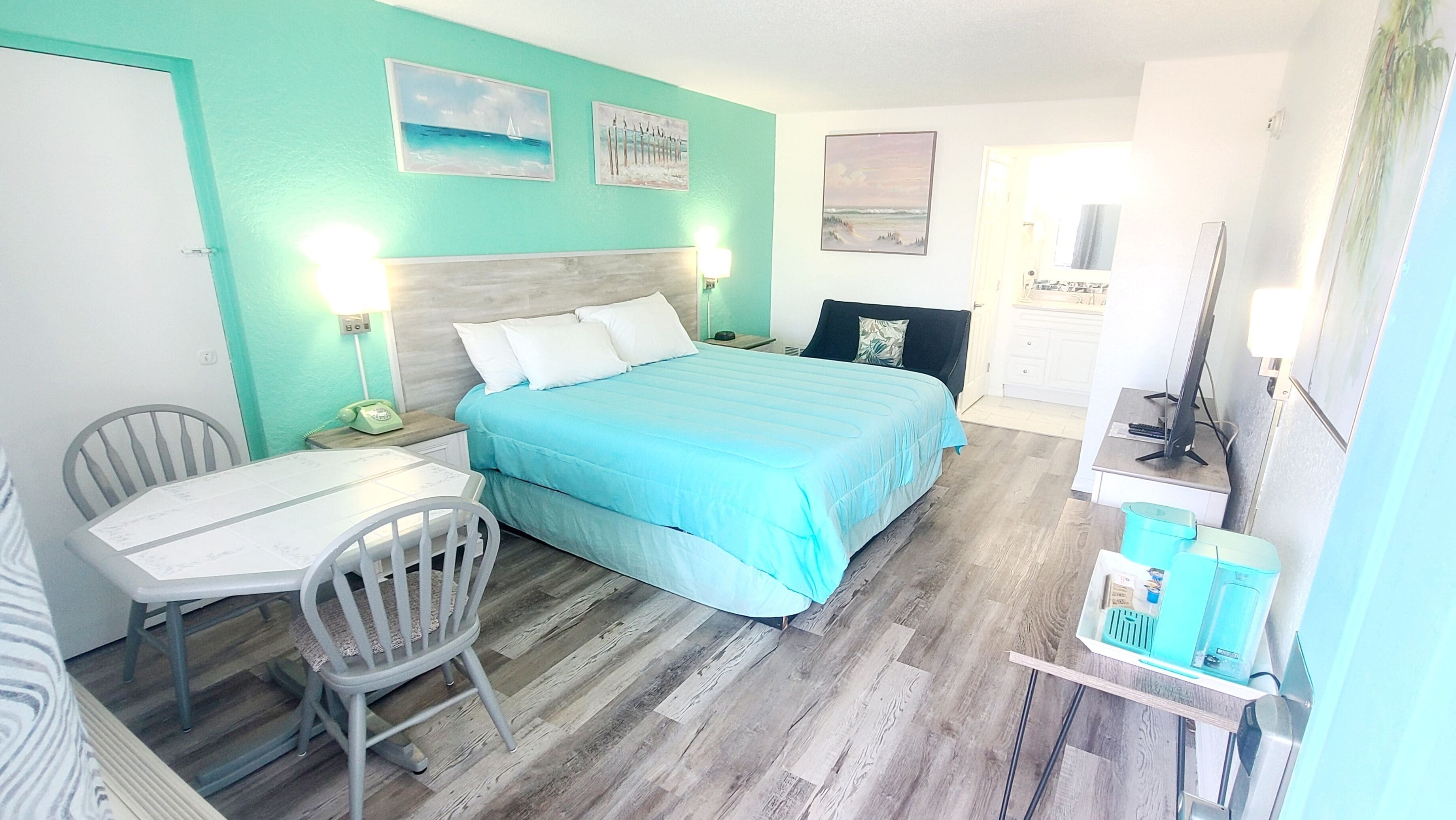 king room | down duvets, free wifi, bed sheets