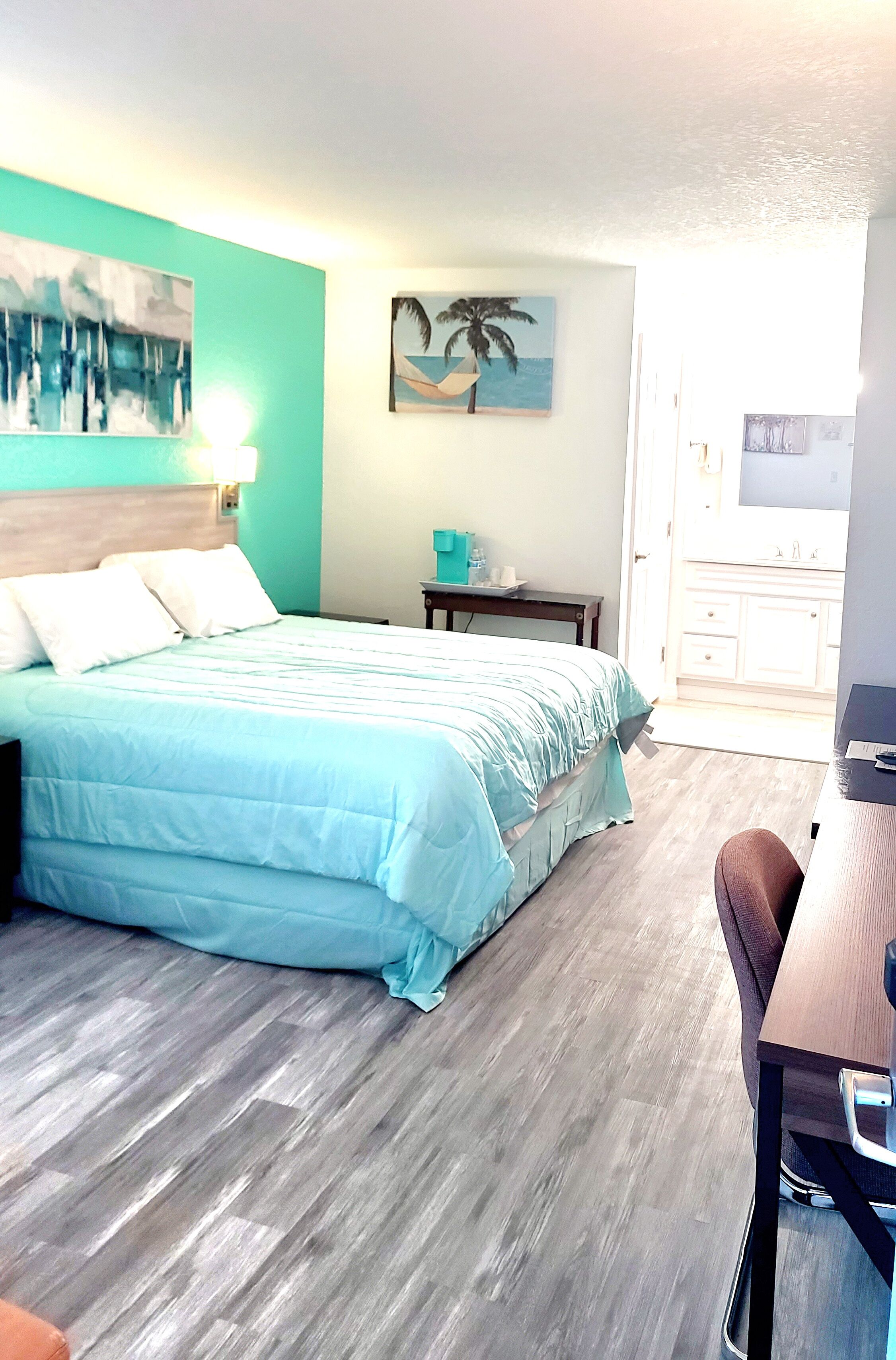 king room | down duvets, free wifi, bed sheets