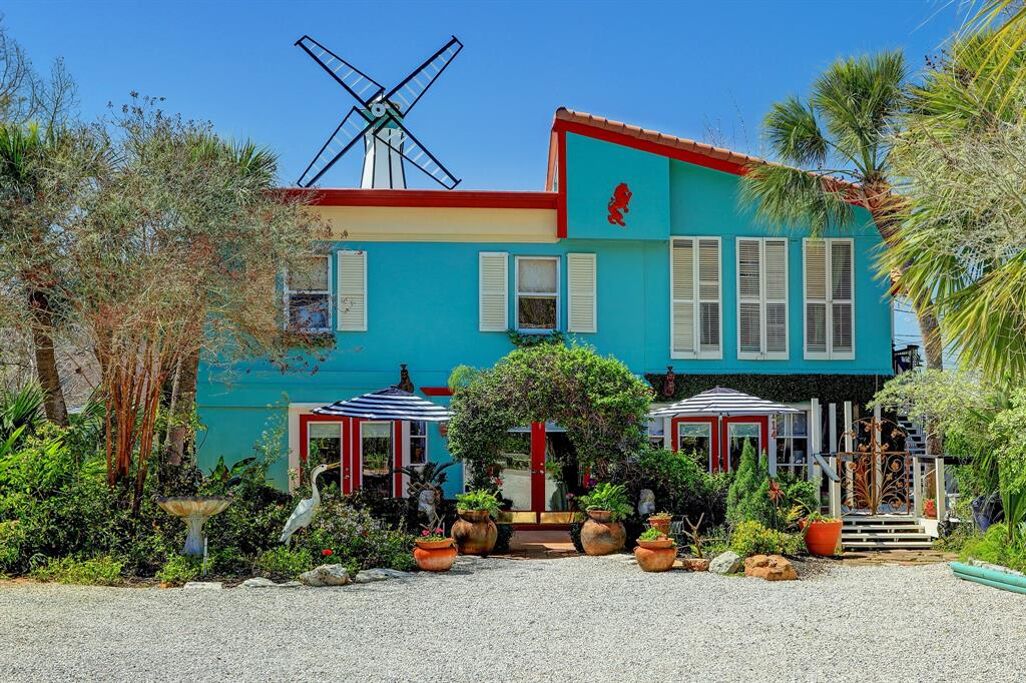 Windmill Gardens Inn "Penthouse" by Galveston Bay is a cozy tropical hideaway!