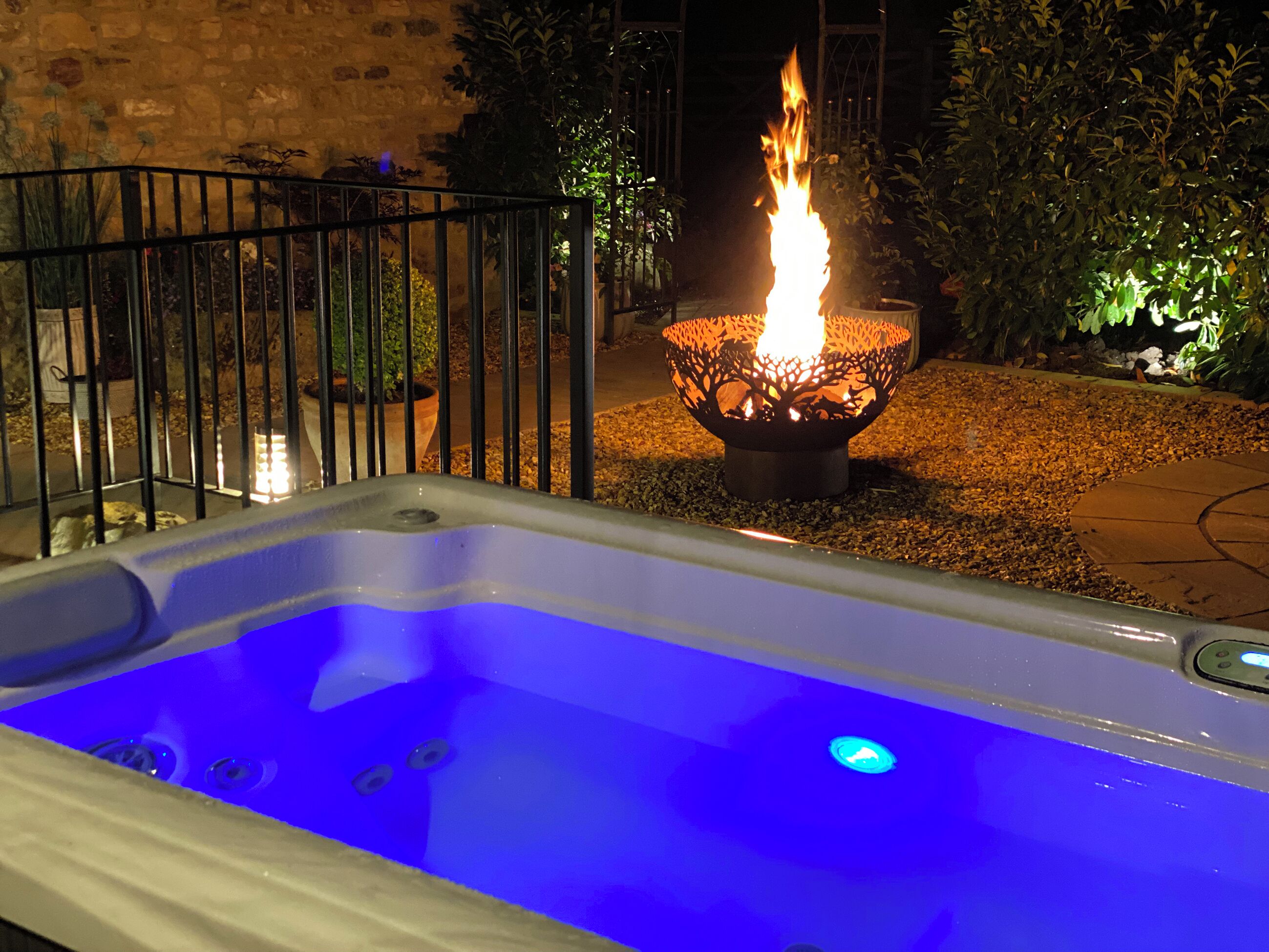 Outdoor spa tub