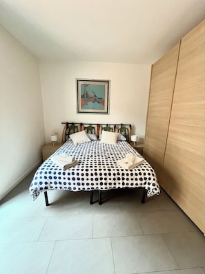 2 bedrooms, in-room safe, iron/ironing board, free WiFi
