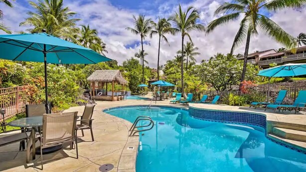 A pool area with lounge chairs, umbrellas, and a thatched hut. - Romantic Keauhou Retreat - Pool + Tropical Lanai (Kailua-Kona)