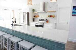 Fridge, microwave, oven, stovetop - PETS OK! BOHO Bungalow 12mins to the Beach w/Pool Table (Palm Coast)