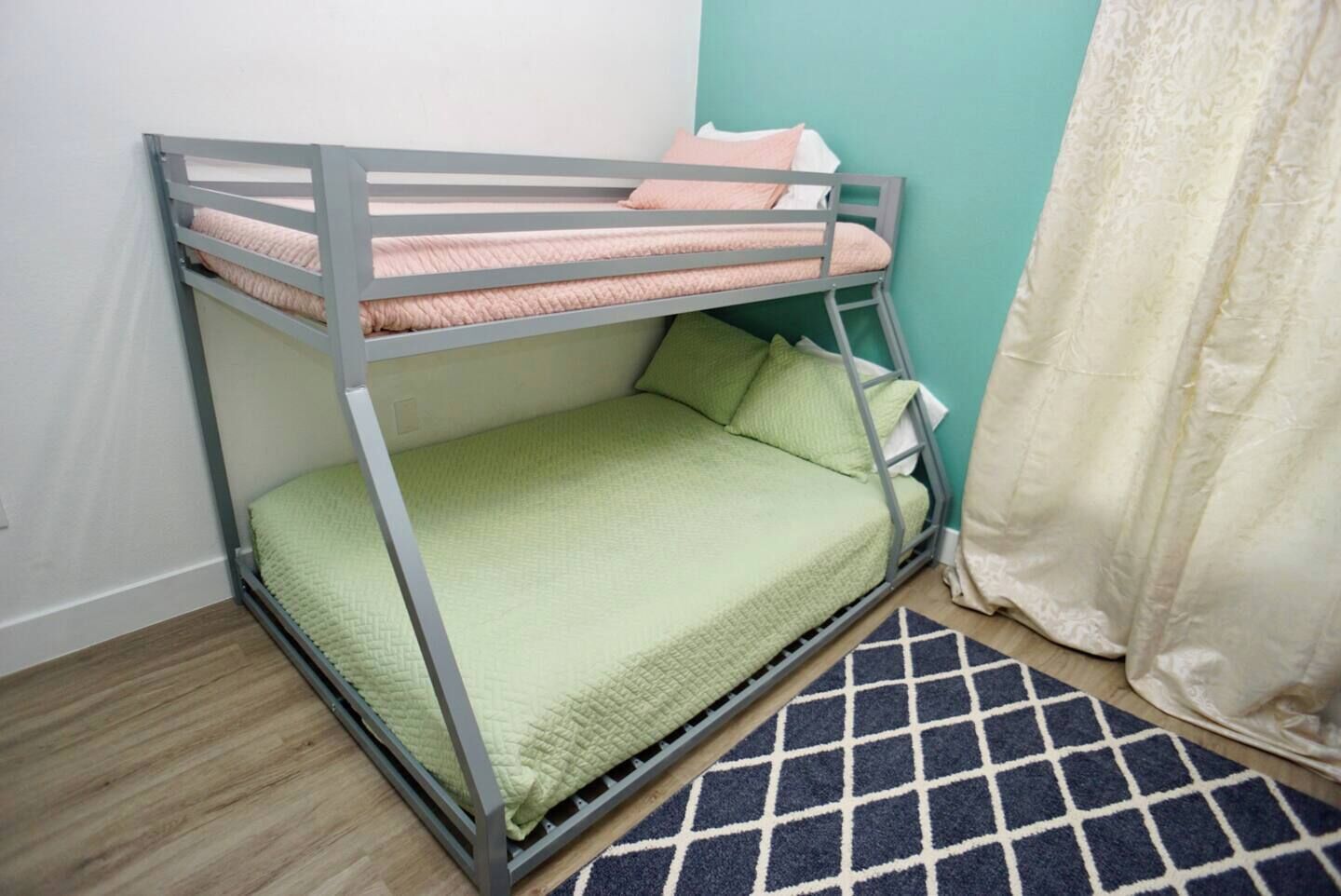 3 camere, una scrivania, ferro/asse da stiro, culla da viaggio