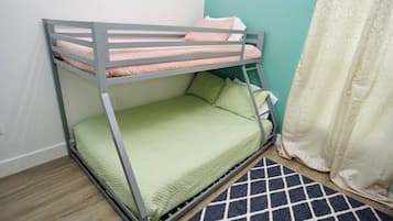 3 habitaciones, escritorio y tabla de planchar con plancha