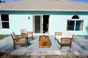 Terrace/patio - PETS OK! BOHO Bungalow 12mins to the Beach w/Pool Table (Palm Coast)