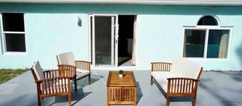 PETS OK! BOHO Bungalow 12mins to the Beach w/Pool Table