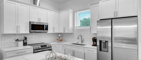 冷蔵庫、オーブン、コンロ、コーヒー / ティーメーカー