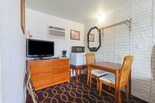 Habitación, 1 cama de matrimonio, accesible para personas con discapacidad | Servicio de la habitación