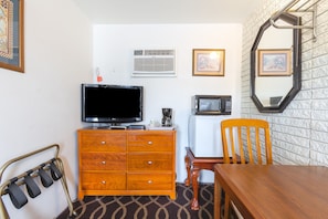 Quarto, 1 cama Queen, acessível | Comodidades do quarto