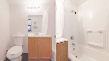 Une salle de bain comprenant des toilettes, des meubles en bois, un lavabo et une baignoire.