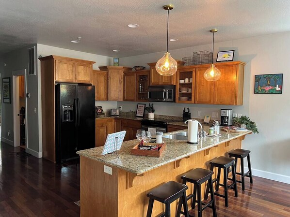 Fridge, microwave, oven, stovetop - Stay in the heart of historic Jacksonville at Selah House. Walk to Britt Festival, restaurants, wine tasting, shops, and downtown in minutes. Features luxury Saatva mattresses, a spa-like primary suite, garage parking, and a covered balcony. (Jacksonville)