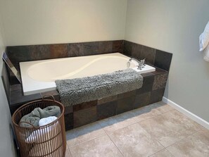 Ensemble douche/baignoire, sèche-cheveux, serviettes fournies, savon