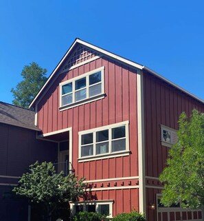 Exterior - Stay in the heart of historic Jacksonville at Selah House. Walk to Britt Festival, restaurants, wine tasting, shops, and downtown in minutes. Features luxury Saatva mattresses, a spa-like primary suite, garage parking, and a covered balcony. (Jacksonville)