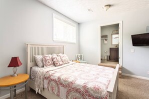 2 bedrooms, desk, iron/ironing board, WiFi