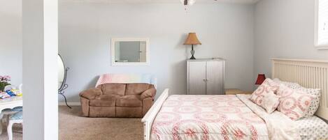 2 soverom, skrivebord, strykejern/-brett og wi-fi