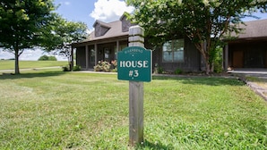 Une plaque indiquant le numéro de maison avec l’inscription « RIVERBEND HOUSE, numéro 3 ».