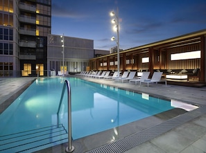 Seasonal outdoor pool - RS Boutique Suites (Toronto)