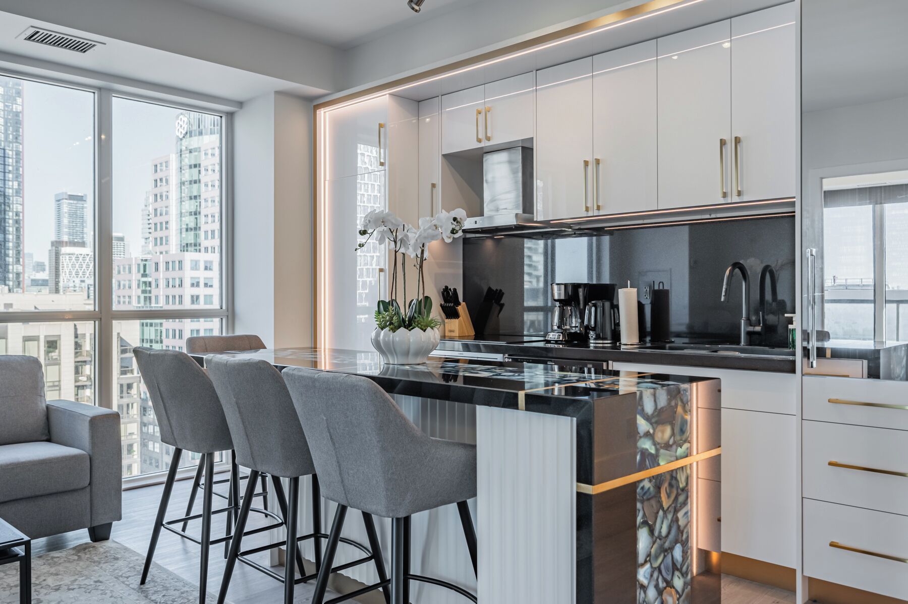 Design Condo, 3 Bedrooms, 2 Bathrooms, City View | Private kitchen | Full-size fridge, microwave, oven, stovetop
