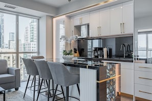 Design Condo, 3 Bedrooms, 2 Bathrooms, City View | Private kitchen | Full-size fridge, microwave, oven, stovetop - RS Boutique Suites (Toronto)