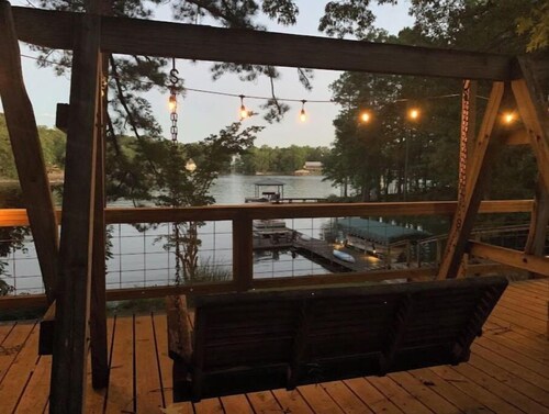 New! Water front lake cabin: totally updated with a private mountain lodge vibe!