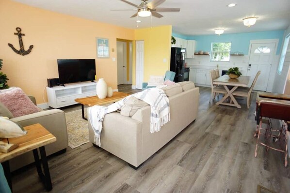 Smart TV, offices - PETS OK! Beach Paradise! Walk to Ocean Center & Beach (Daytona Beach)