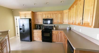 4 Bedroom cottage on cattle ranch, river access