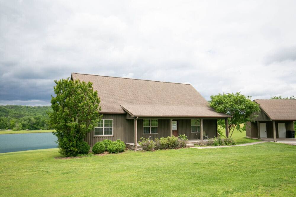 4 Bedroom cottage on cattle ranch, river access