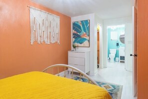 1 habitación, escritorio, tabla de planchar con plancha y cuna de viaje 