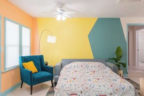 1 quarto, escrivaninha, ferros/tábuas de passar roupa, berço de viagem