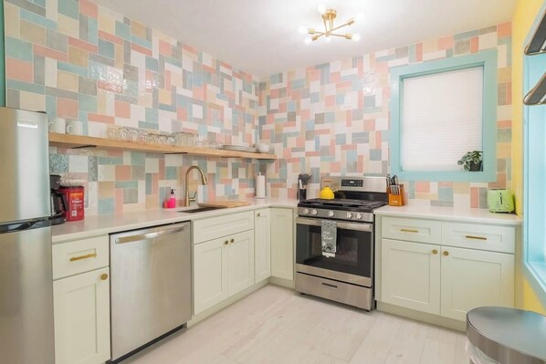 Refrigerador, microondas, horno y parrilla de estufa 