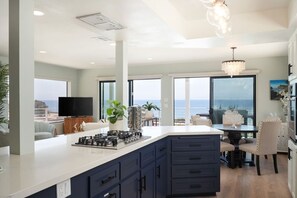 Fridge, microwave, oven, stovetop - Cardiff View Bungalows great for large group (Encinitas)